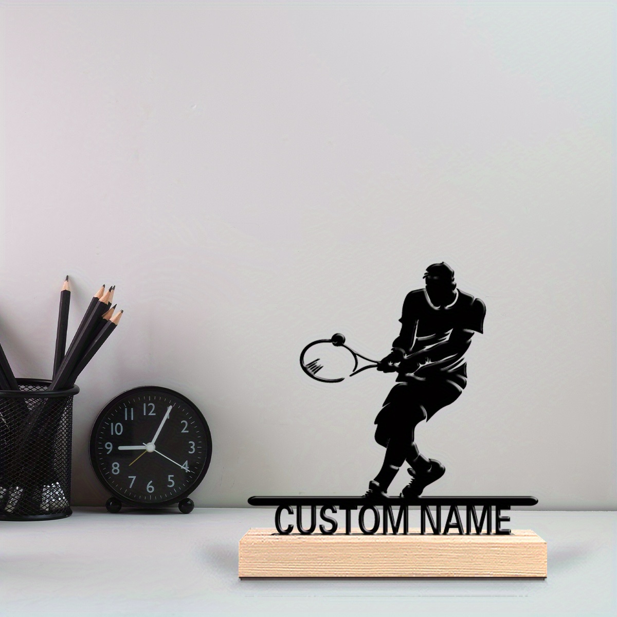 パーソナライズされたテニスプレーヤーの金属製像、木製台座付き - Home Decor Nz のレビューと価格