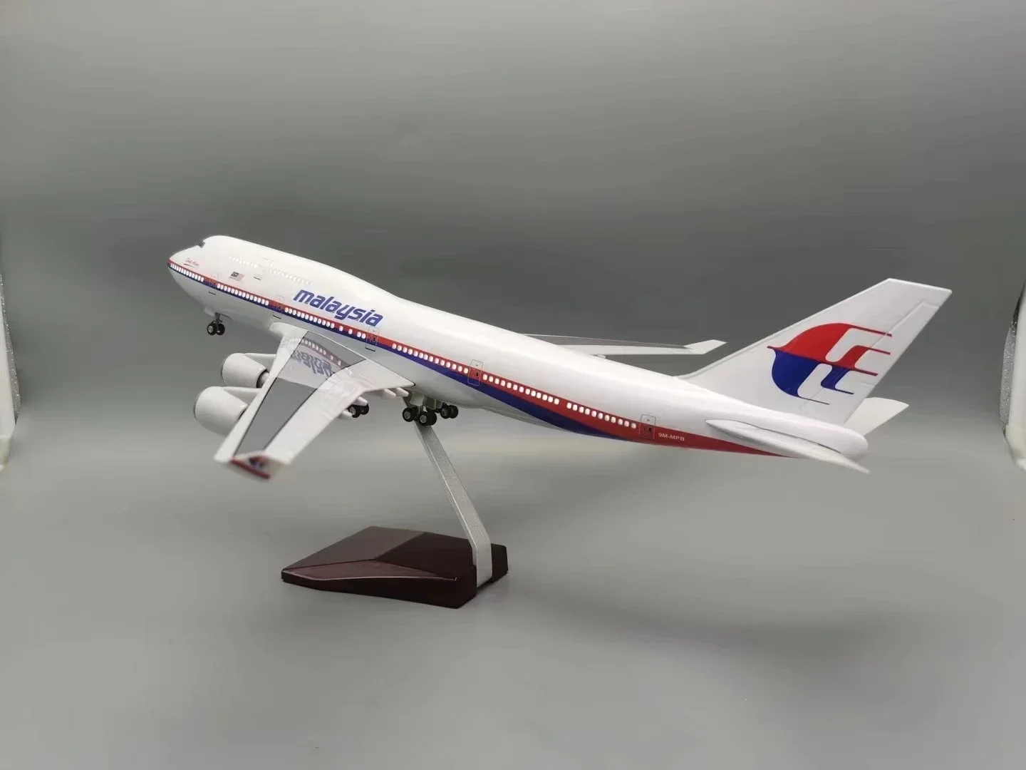 B747 マレーシア航空 1/150スケール 47cm 飛行 - Home Decor Malaysia のレビューと価格